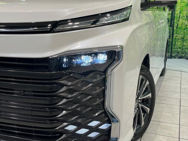 TOYOTA VOXY HYBRID 2023