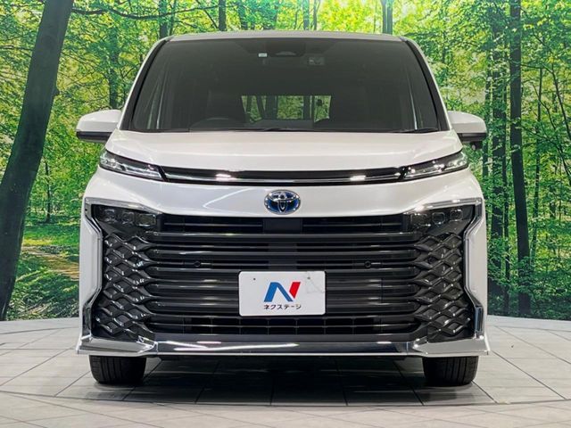 TOYOTA VOXY HYBRID 2023