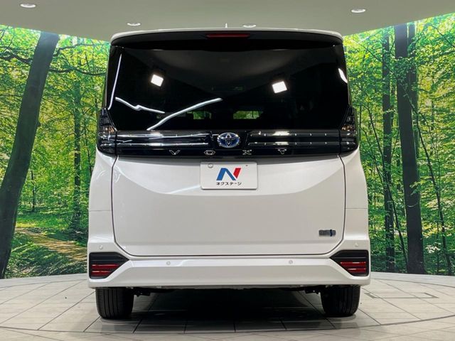 TOYOTA VOXY HYBRID 2023