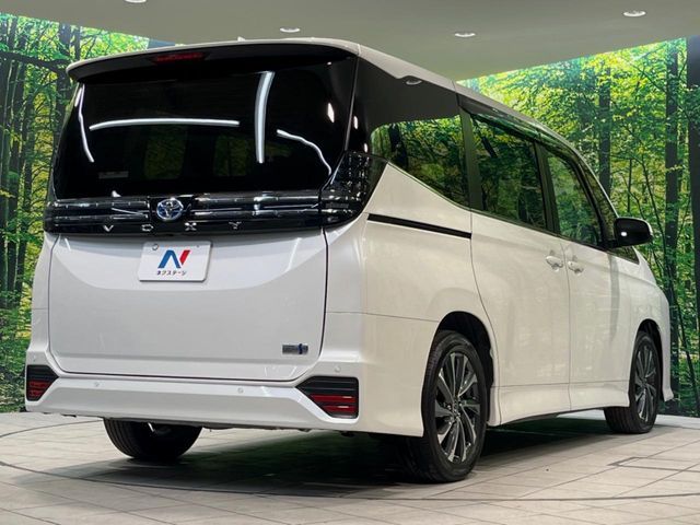 TOYOTA VOXY HYBRID 2023
