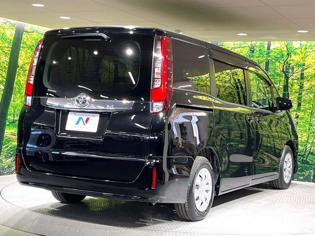 TOYOTA NOAH 2015