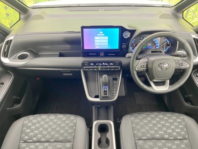 TOYOTA VOXY HYBRID 2023