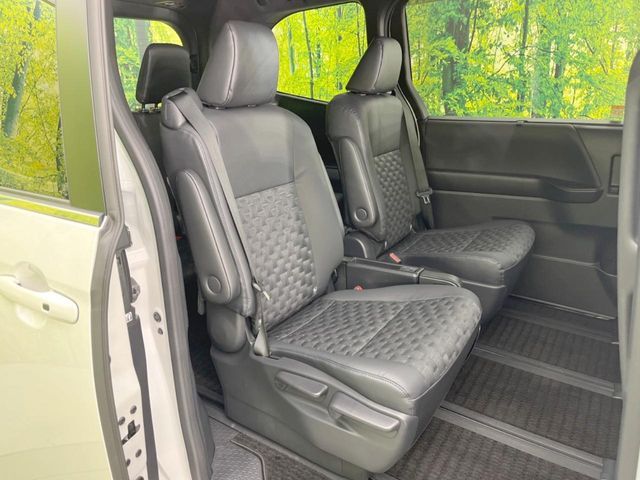 TOYOTA VOXY HYBRID 2023