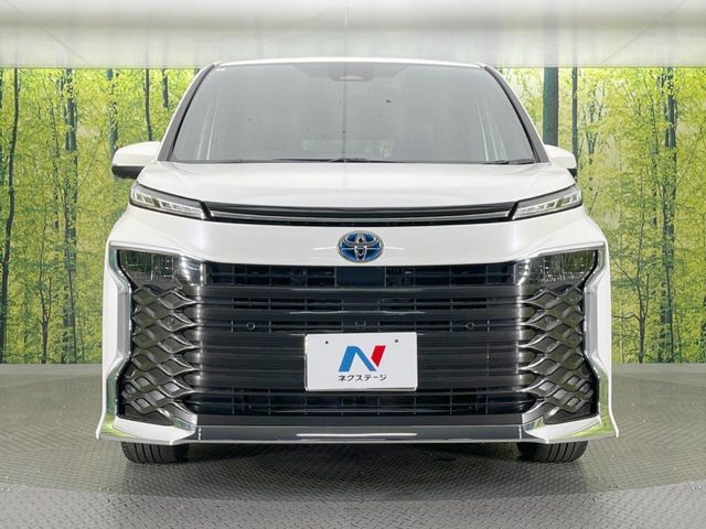 TOYOTA VOXY HYBRID 2023