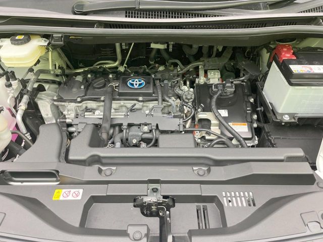 TOYOTA VOXY HYBRID 2023