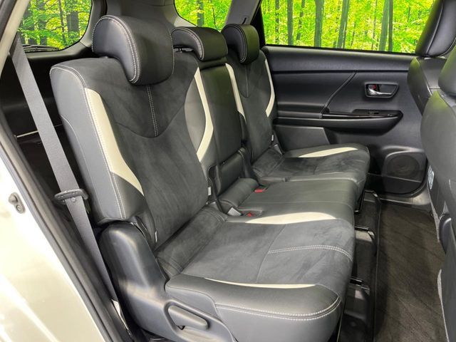 TOYOTA PRIUS Alpha 2017