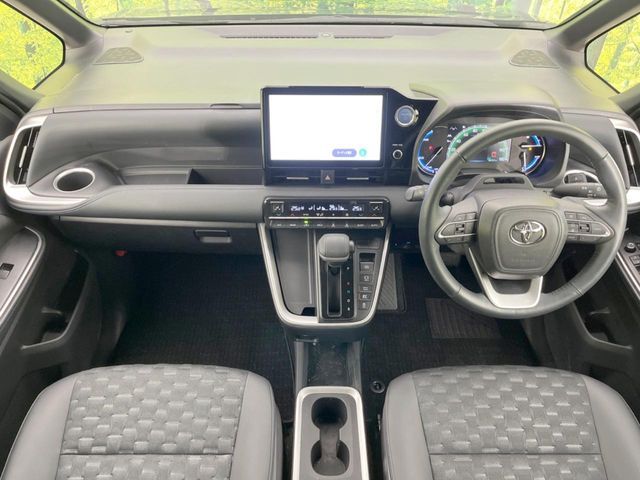 TOYOTA VOXY HYBRID 2022