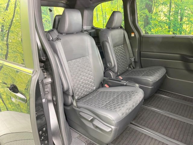 TOYOTA VOXY HYBRID 2022