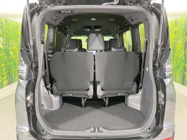 TOYOTA VOXY HYBRID 2022