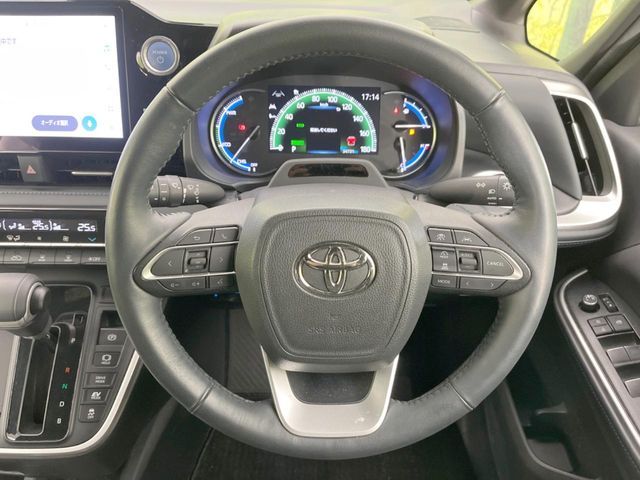 TOYOTA VOXY HYBRID 2022