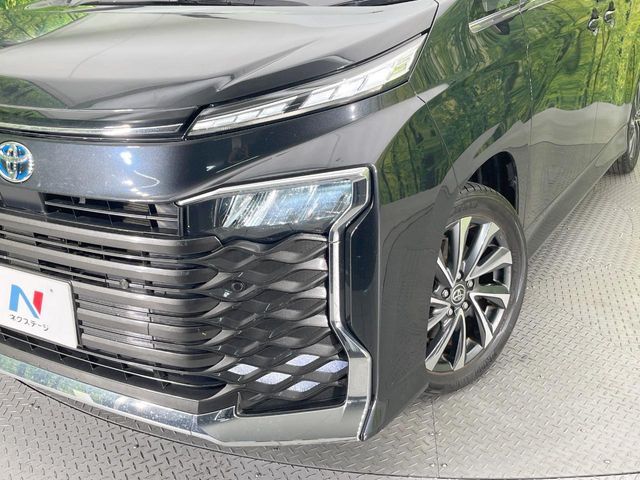 TOYOTA VOXY HYBRID 2022