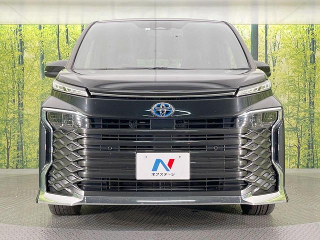 TOYOTA VOXY HYBRID 2022