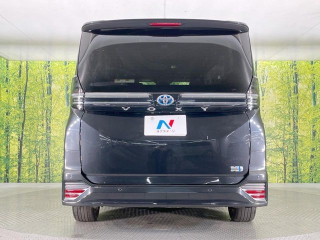 TOYOTA VOXY HYBRID 2022