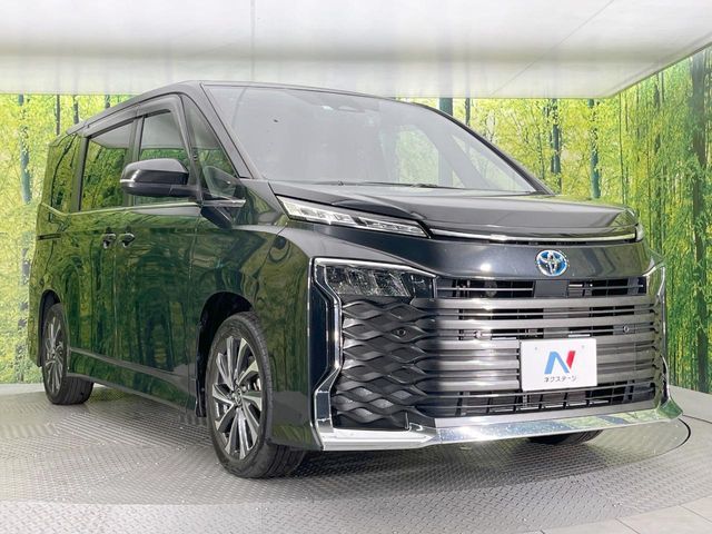 TOYOTA VOXY HYBRID 2022