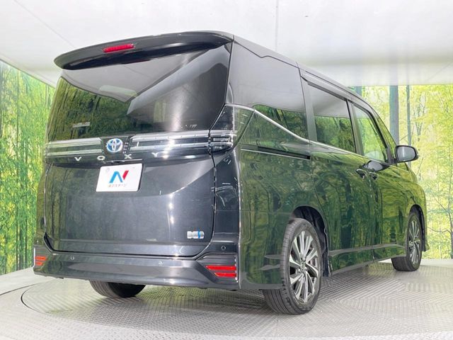 TOYOTA VOXY HYBRID 2022