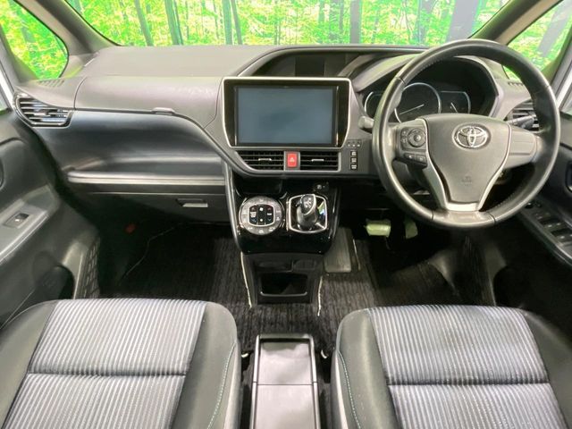 TOYOTA VOXY HYBRID 2017