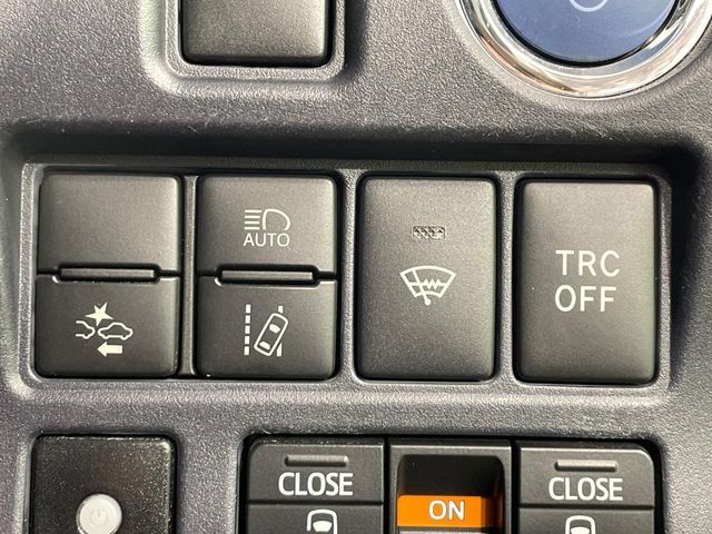 TOYOTA VOXY HYBRID 2017