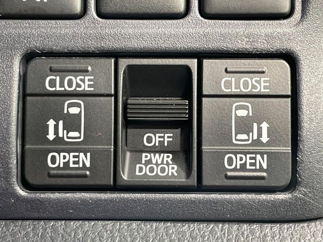 TOYOTA VOXY HYBRID 2017