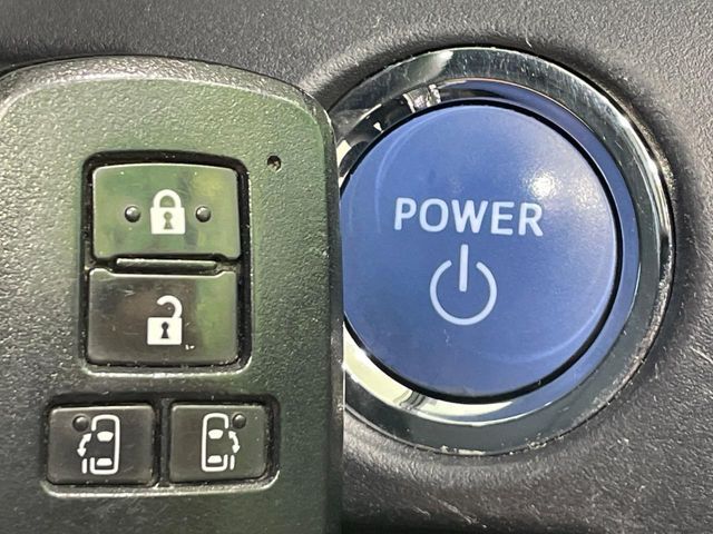 TOYOTA VOXY HYBRID 2017