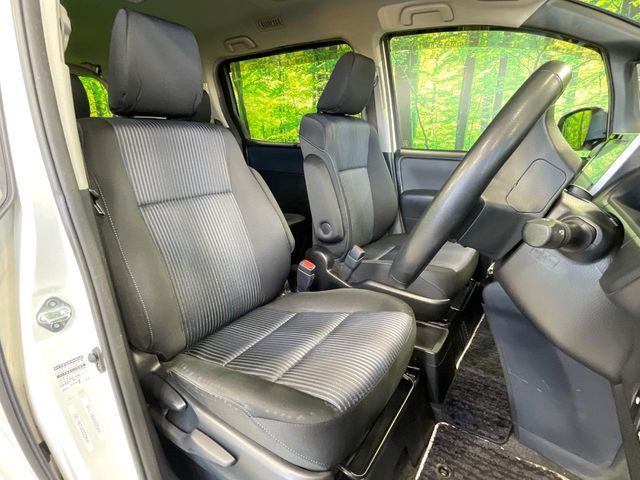 TOYOTA VOXY HYBRID 2017