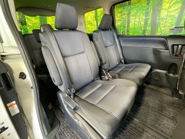 TOYOTA VOXY HYBRID 2017