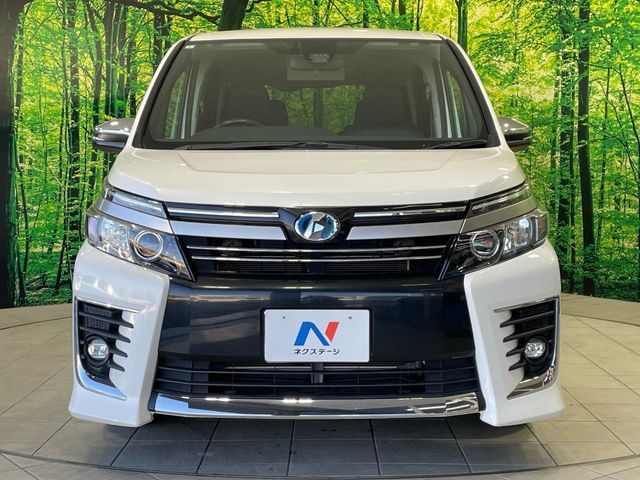 TOYOTA VOXY HYBRID 2017