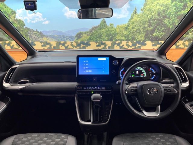 TOYOTA VOXY HYBRID 2022