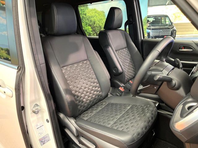 TOYOTA VOXY HYBRID 2022