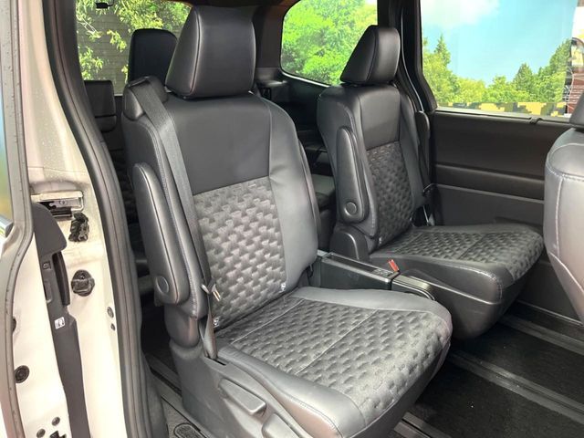 TOYOTA VOXY HYBRID 2022