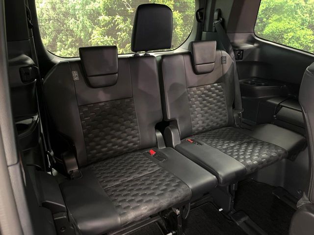 TOYOTA VOXY HYBRID 2022