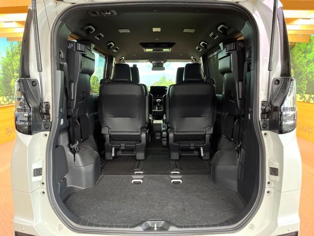 TOYOTA VOXY HYBRID 2022