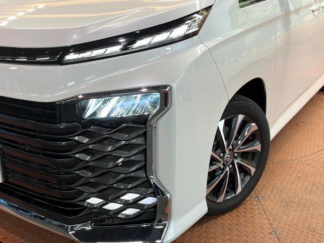 TOYOTA VOXY HYBRID 2022