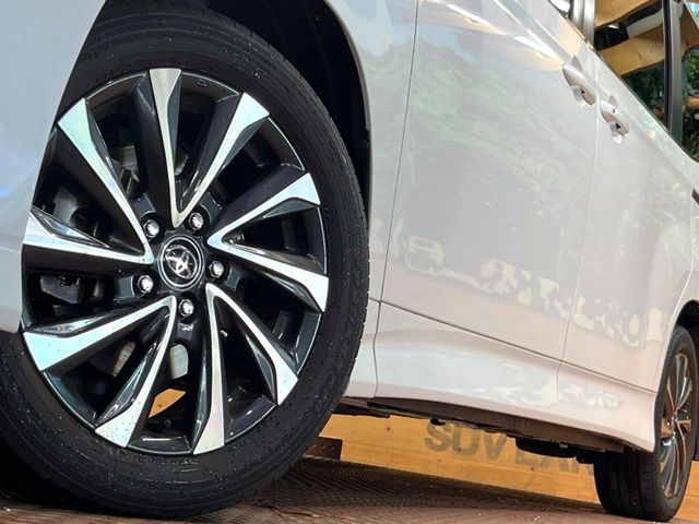 TOYOTA VOXY HYBRID 2022