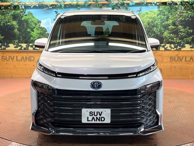 TOYOTA VOXY HYBRID 2022