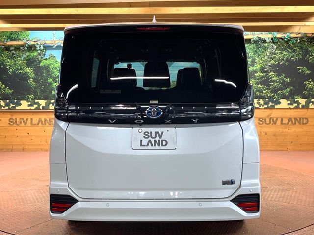 TOYOTA VOXY HYBRID 2022