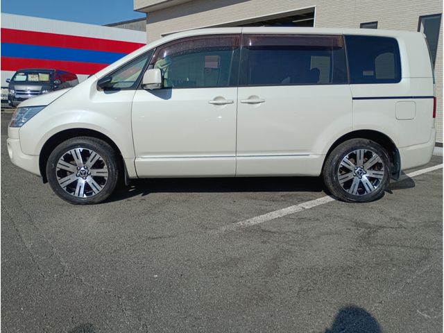 MITSUBISHI DELICA D:5 2WD 2011