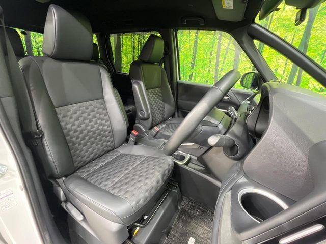 TOYOTA VOXY HYBRID 2023