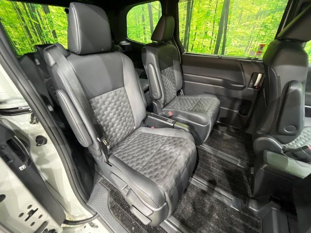 TOYOTA VOXY HYBRID 2023