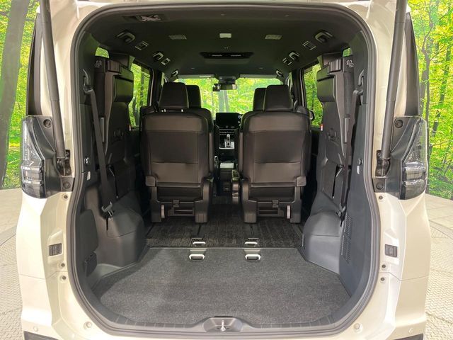 TOYOTA VOXY HYBRID 2023