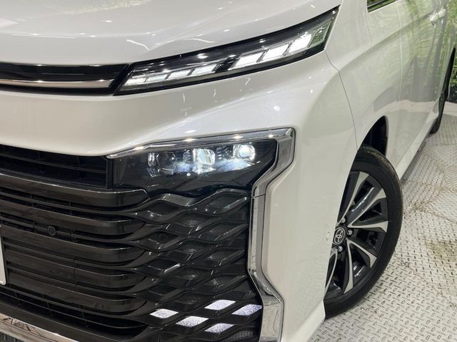 TOYOTA VOXY HYBRID 2023