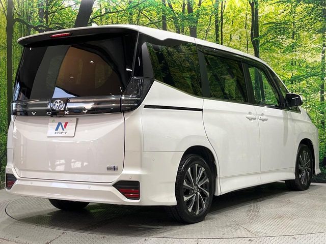 TOYOTA VOXY HYBRID 2023