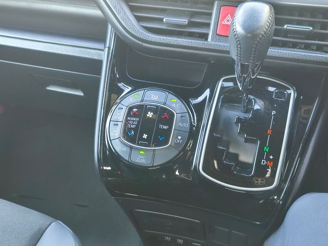 TOYOTA NOAH 2019