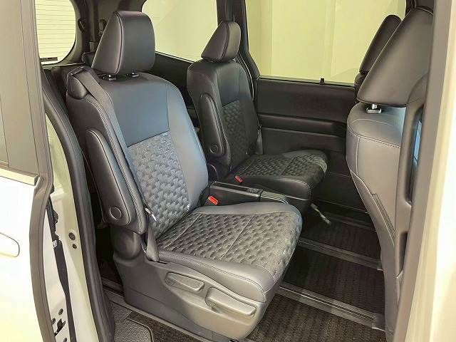 TOYOTA VOXY HYBRID 2023