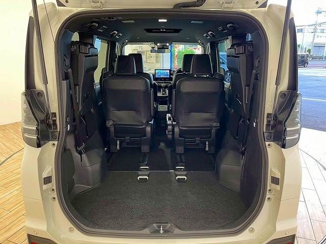 TOYOTA VOXY HYBRID 2023