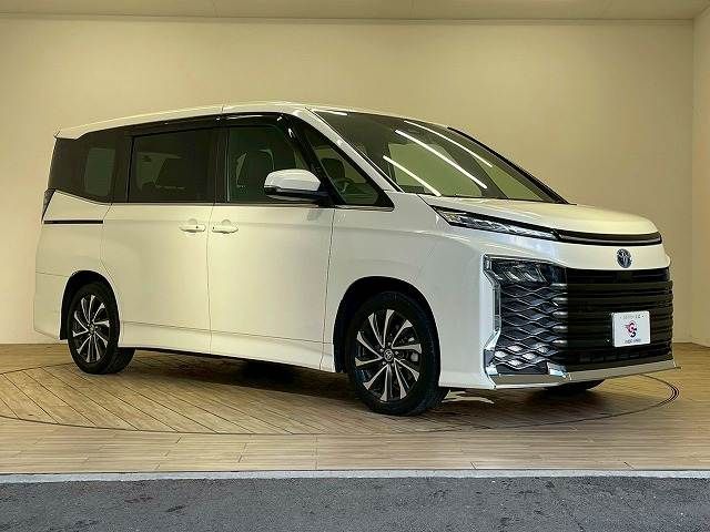 TOYOTA VOXY HYBRID 2023
