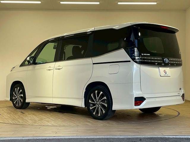 TOYOTA VOXY HYBRID 2023