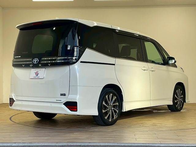 TOYOTA VOXY HYBRID 2023