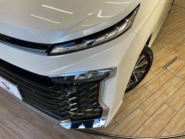 TOYOTA VOXY HYBRID 2023