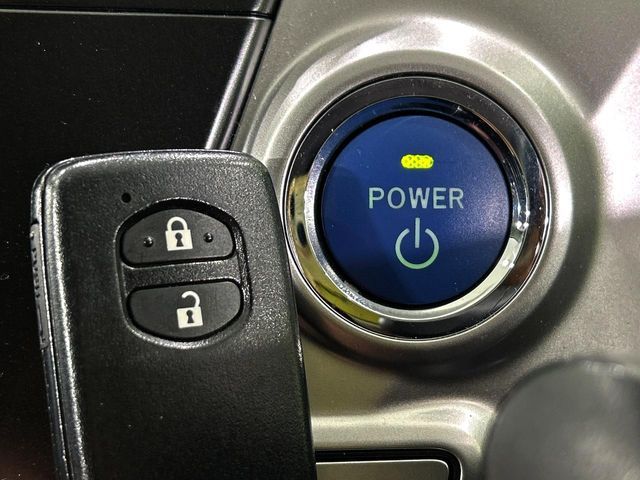 TOYOTA PRIUS Alpha 2013