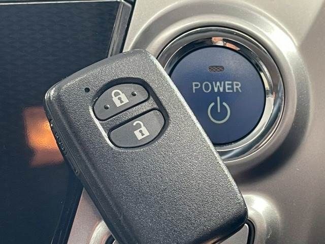 TOYOTA PRIUS Alpha 2015